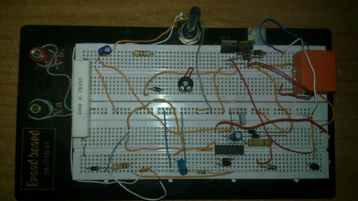 Κεφάλαιο 7. Κατασκευαστικό μέρος Όταν το πρόγραμμα προσομοίωσης Proteus μας έδωσε τα αναμενόμενα σωστά αποτελέσματα αποφασίσαμε να πραγματοποιήσουμε το κύκλωμα σε πλακέτα breadboard.