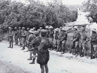 MΑΥΡΗ ΒΙΒΛΟΣ ΤΗΣ ΚΑΤΟΧΗΣ Ιούνιος του 1941. Οι ναζί µπαίνουν πάνοπλοι στο χωριό Κοντοµαρί της Κρήτης.