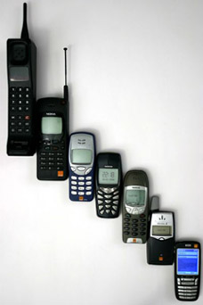 Στην αρχή της δεκαετίας του '90 άρχισε η απογείωση των κινητών τηλεφώνων, με την ψηφιοποίηση δικτύων (GSM) και συσκευών.