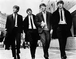 The Beatles Οι Beatles ήταν ένα παγκοσμίου φήμης αγγλικό ροκ συγκρότημα το οποίο σχηματίστηκε στο Λίβερπουλ το 1960. Προέλευση ονόματος.