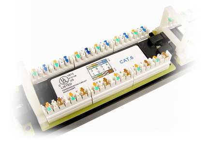 Patch Panel Στο επόµενο σχήµα διακρίνονται οι πρώτες έξι υποδοχές για καλώδιο UTP (Unshielded Twisted Pair).