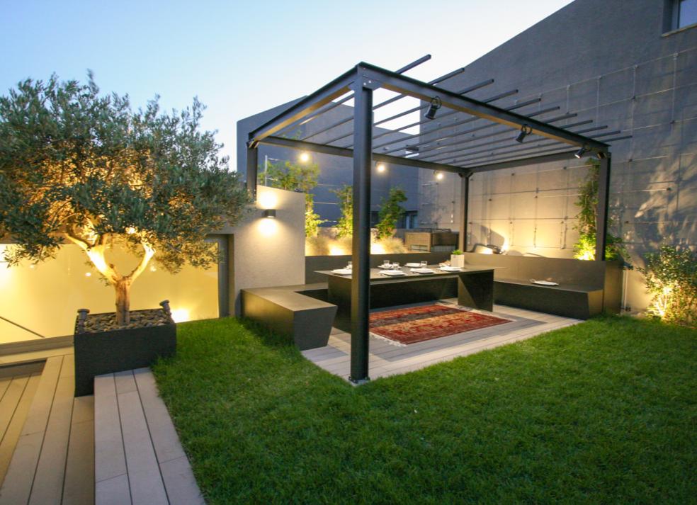 Ένα από τα σημαντικότερα πλεονεκτήματα της κατοικίας αποτελεί ο ιδιωτικός υπαίθριος κήπος οροφής (ROOF GARDEN) ειδικού αρχιτεκτονικού σχεδιασμού με συνολικό εμβαδόν 60 m² που αποτελεί μια καταπράσινη