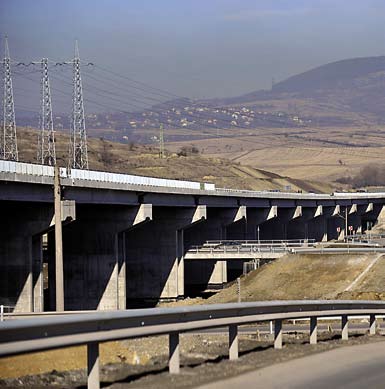 ИКОНОМИКА февруари - март 2011 магистрали Тракия, Хемус и Черно море. Строежът започва през 1974 г., като по план е трябвало да се изграждат по около 100 км годишно, така че най-късно до 1988 г.