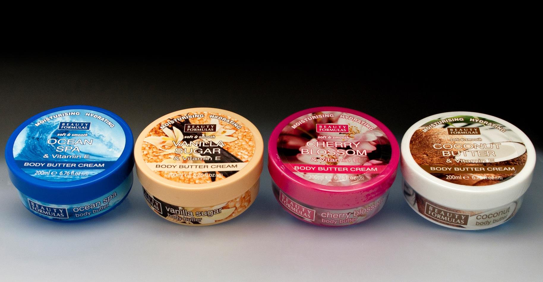 Η σειρά προσφέρει 4 κωδικούς Body Butters, που υπόσχονται ότι απορροφώνται ταχέως από την επιδερμίδα, χωρίς να αφήνουν λιπαρότητα στο δέρμα.