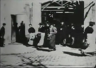 1 Η κινηματογραφική αφήγηση: μια ιστορία με εικόνες & ήχους Όταν οι αδελφοί Λυμιέρ (Auguste & Louis Lumière) το 1895 έστηναν την βάρους 55 κιλών κινηματογραφική μηχανή τους μπροστά από την πύλη του