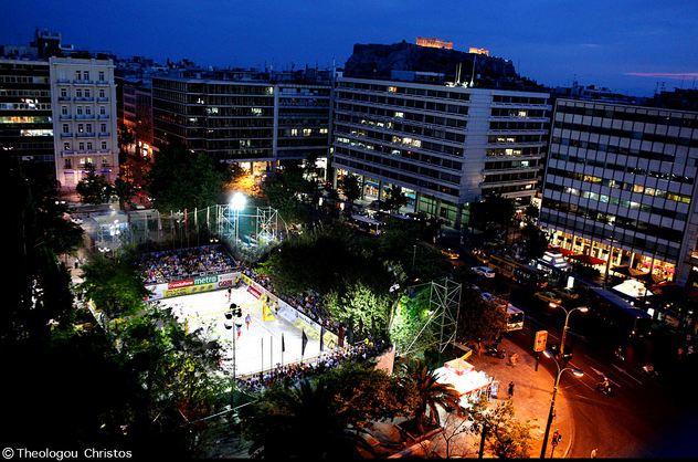 ΓΕΝΙΚΑ ΓΙΑ ΤΟ ΑΘΛΗΜΑ ΤΟΥ BEACH VOLLEY Το Beach Volley στην Ολυμπιακή του μορφή παίζεται με ομάδες των 2 αθλητών/αθλητριών και σε γήπεδο διαστάσεων 8x8 για την κάθε μία.