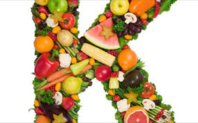K (φυλλοκινόνη) Πηγές πρόσληψης :πράσινα φυλλώδη λαχανικά, φρούτα, γαλακτοκομικά και προϊόντα δημητριακών. Φυσιολογικές λειτουργίες : σημαντική για τις λειτουργίες πήξης του αίματος. Β3.