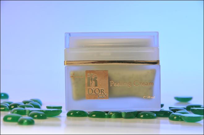 Ζ Peeling Cream ηεο IR D OR απνηειεί κία ζύλζεζε θόξκνπιαο γηα απνιέπηζε/αλαλέσζε βαζηζκέλε ζε δύν αξρέο: Φπζηθή ηξηβή γηα απνκάθξπλζε ησλ εμσηεξηθώλ λεθξώλ θπηηάξσλ θαη απνβιήησλ θαη ζηελ καθξά