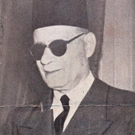 .έγραψε ο Πλάτων Μπαγάνης, απόφοιτος 1958 Η απάντηση στο «κουϊζ» του τεύχους Ιανουαρίου 2015 : Πρόκειται για τον Αιγύπτιο υπουργό παιδείας (1950-52) Τάχα Χουσέϊν, διδάκτορα της Φιλοσοφικής Σχολής