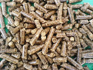 Εικόνα 60 : Μια µορφή βιοµάζας: pellets (συσσωµατώµατα) τα οποία προκύπτουν από τη µηχανική συµπίεση πριονιδιού, χωρίς την προσθήκη χηµικών ή συγκολλητικών ουσιών ΠΗΓΗ: EL.WIKIPEDIA.ORG 4.2.