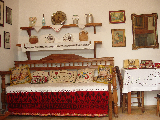 Λαογραφικό Μουσείο Βαϊνιάς Κουζίνα παραδοσιακού σπιτιού µε την παραστιά, τη φουφού και το ψυγείο του πάγου Λαογραφικό Μουσείο