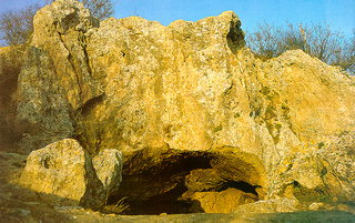 7: Στα αρχαία χρόνια `. Την Παλαιολιθική εποχή στη Θράκη ζούσαν κυνηγοί σε σπηλιές και έφτιαχναν εργαλεία από πέτρα.