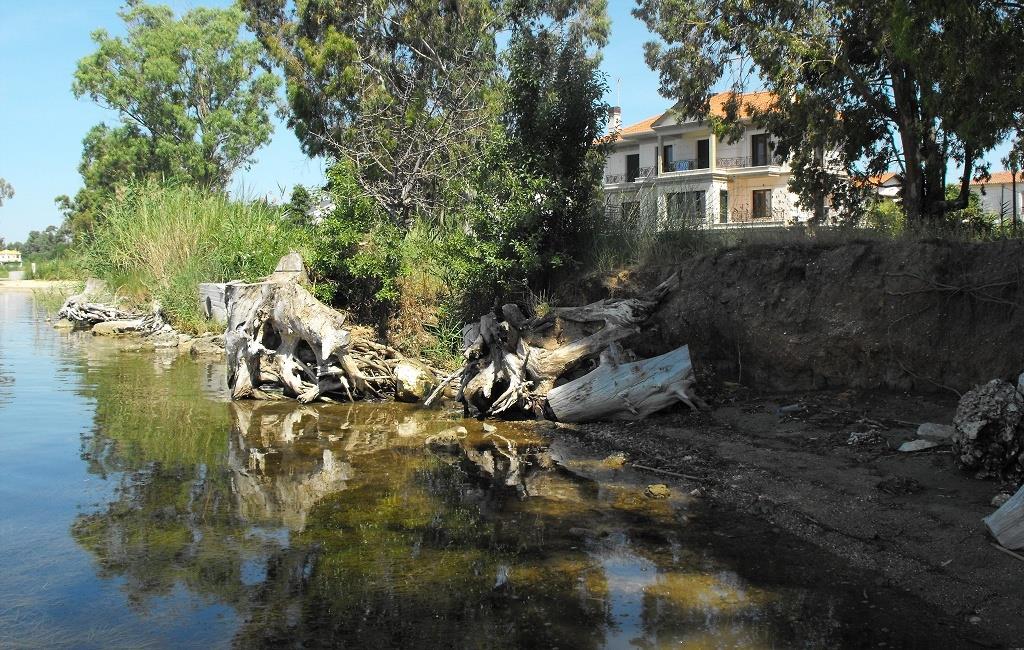 Η κατάςταςθ ςτθν Ελλάδα Διάβρωςθ του 28,6% των ακτογραμμϊν 70% των ακτογραμμϊν τθσ Ελλάδασ είναι βραχϊδεσ το ςφνολο των προςχωςιγενϊν