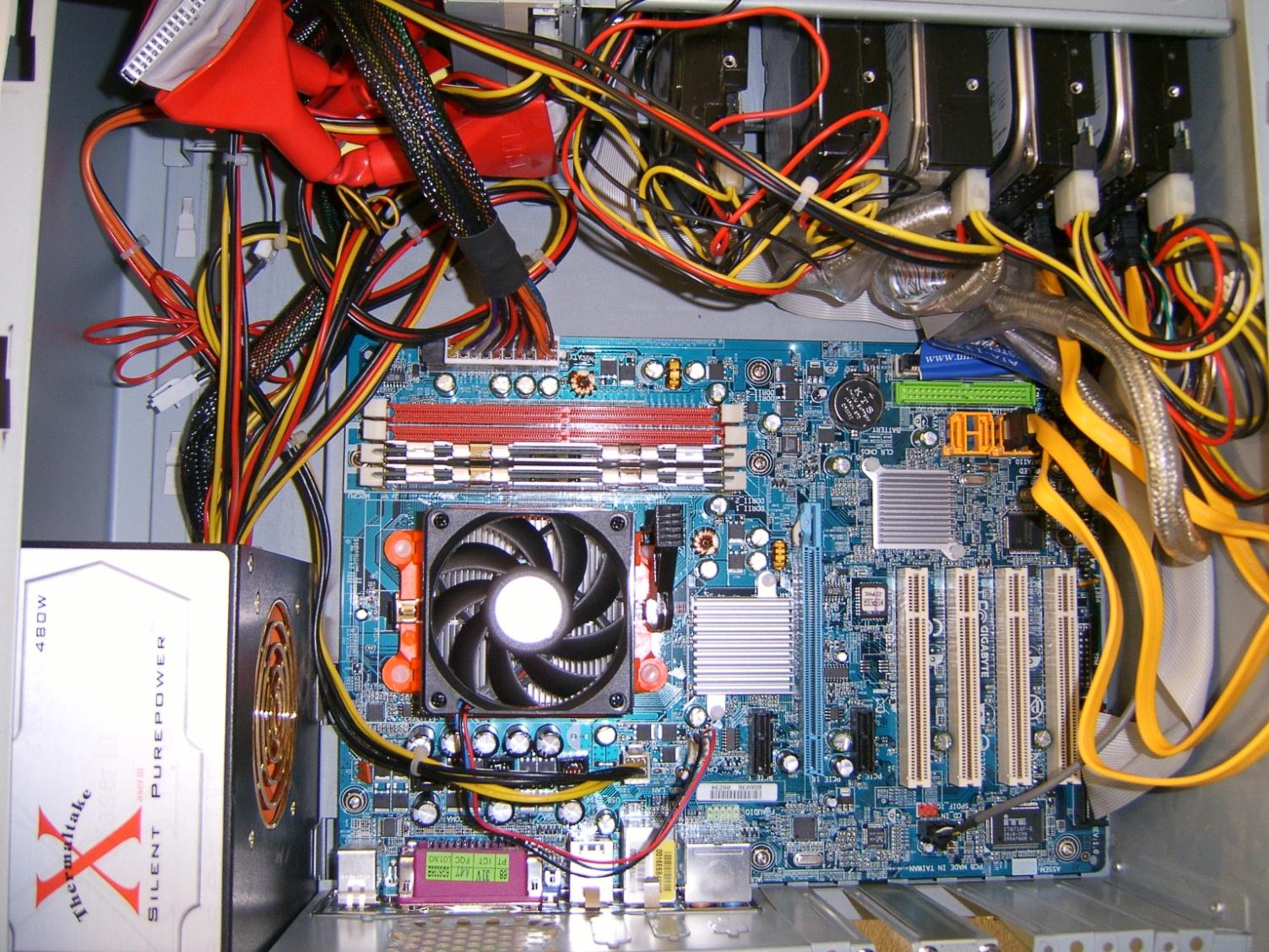 Μέσα στον Υπολογιστή Motherboard Disk drives RAM Processor under the fan and heat sink IDE SATA Power supply Keyboard, video, and other