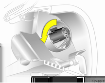 Φροντίδα οχήματος 179 3. Τραβήξτε το ντουί του λαμπτήρα φώτων όπισθεν έξω από το κάτοπτρο. 4. Αφαιρέστε το λαμπτήρα από το ντουί και αντικαταστήστε τον. 5. Τοποθετήστε το ντουί στο κάτοπτρο.