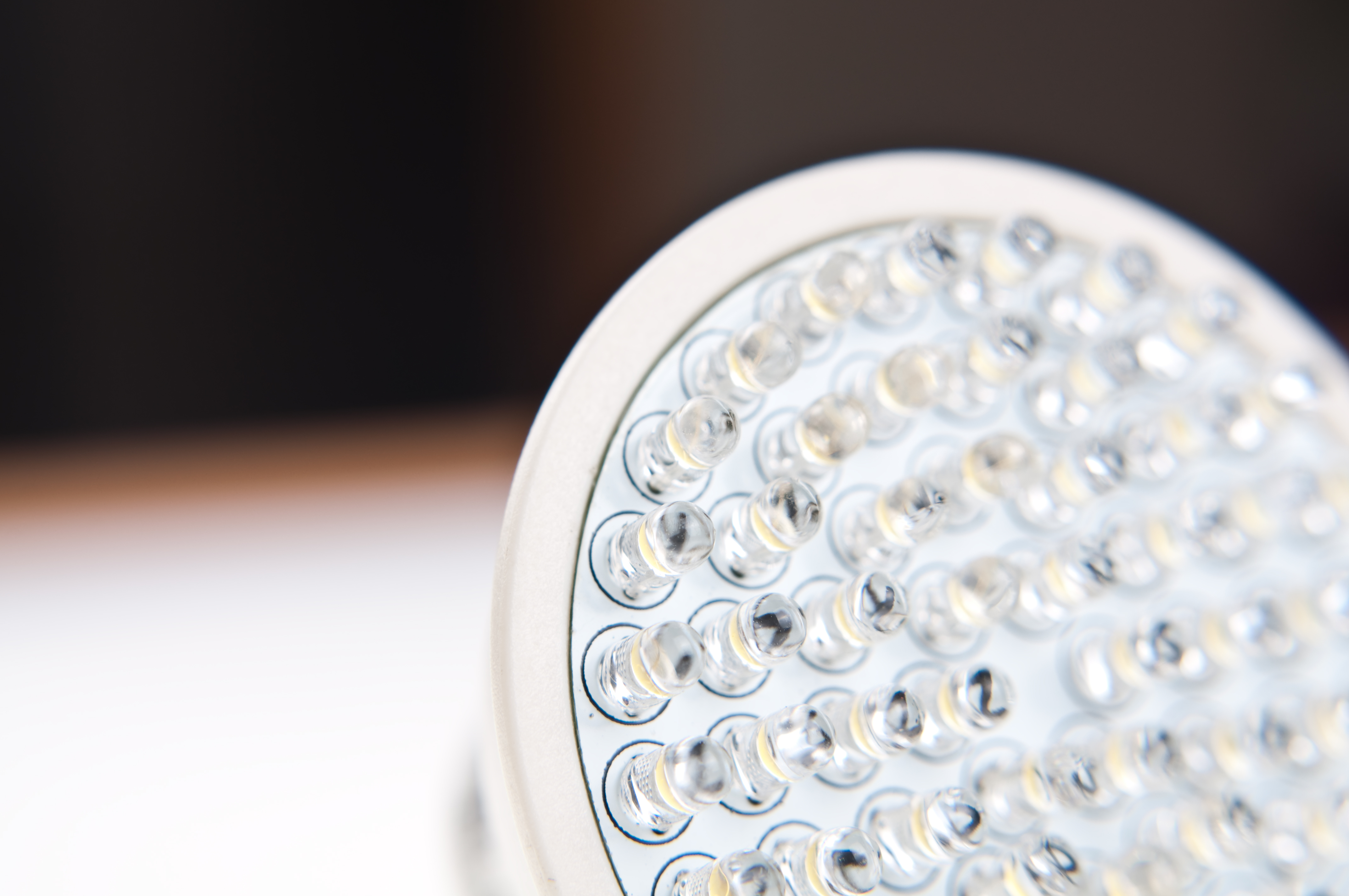 Η τεχνολογία LED Το LED είναι ένας ηµιαγωγός που όταν δεχτεί στα άκρα του ηλεκτρική τάση αρχίζει να εκπέµπει φως.
