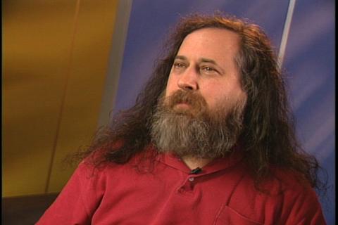 Ο Stallman ίδρυσε το Free Software Foundation το 1985 για να δημιουργήσει οργανωτική δομή που θα επέτρεπε την