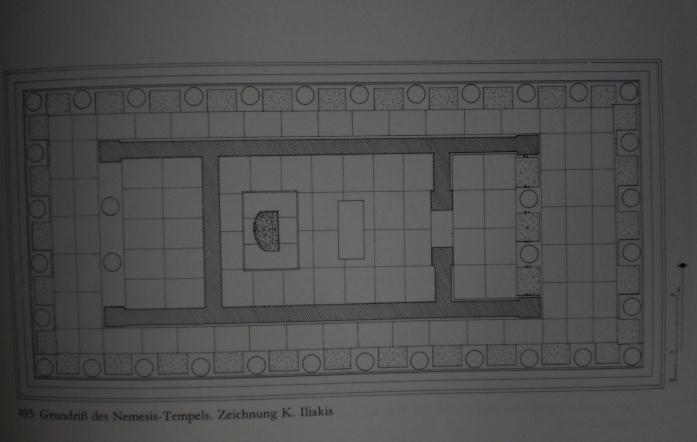 Ναός της Νεμέσως στο Ραμνούντα. Περίπτερος δωρικός ναός. Περ. 450-431 ή 430-420 π.χ. Εμεινε πιθανότατα ημιτελής λόγω της έκρηξης του Πελοποννησιακού πολέμου (αρράβδωτοι κίονες).
