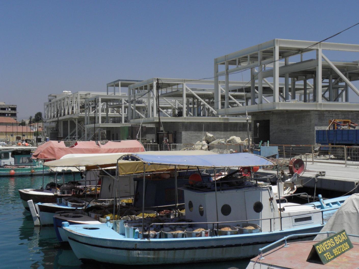 Το νέο παλιό λιμάνι της Λεμεσού Οι βαρκούλες του ψαράδων αποχαιρετούν την κλασσική εικόνα του παλιού λιμανιού.