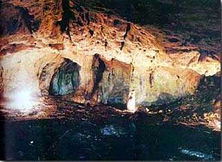 Κοντά στο Διδυμότειχο, στην Ανατολική πλευρά του υψώματος Καλέ, περίπου 20 m από τον Ερυθροπόταμο, βρίσκεται το σπήλαιο Καγιάλι, στο εσωτερικό του οποίου οδηγούν πέντε είσοδοι με πλατείς ή στενούς