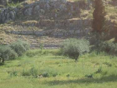 Αρχαίο Θέατρο Βρίσκεται νοτιο-δυτικά του οικισμού, εκτός των θεσμοθετημένων ορίων του. Η πρόσβαση είναι σχετικά εύκολη, από την Ε.Ο.