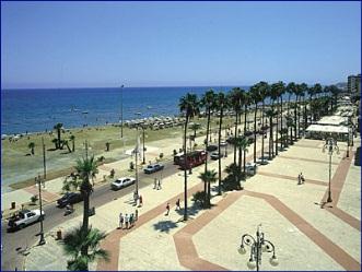4.10.5: Στις 20 Νοεμβρίου*, σε μια επίσκεψή τους στην παραλία των Φοινικούδων στη Λάρνακα, η Άρτεμις και ο Κώστας παρατήρησαν ότι στην Πλατεία Ευρώπης διεξαγόταν μια εκδήλωση αφιερωμένη στα