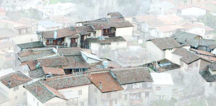 Τυπολογίες Προσόψεων και Υλικότητα Εισαγωγή Τηλεμάχου Κατερίνα 3 Στο χωριό της Κακοπετριάς, είναι έντονο το φυσικό στοιχείο, καθώς πλαισιώνεται από δύο ποταμούς και τα ψηλά βουνά της οροσειράς του