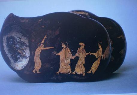 Πλαστικά αγγεία. Αττικός ερυθρόμορφος κάνθαρος. Αγγειοπλάστης της κατηγορίας Κ. Διονυσιακή σκηνή, περ. 470 π.χ.
