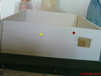 Εικόνα 3 Πλαϊνή όψη µακέτας Στις παραπάνω φωτογραφίες βλέπουµε την µακέτα την οποία κατασκευάσαµε για την παρουσίαση της πτυχιακής µας. Στην κατασκευή µας χρησιµοποιήσαµε 3 ειδών LED: 1.