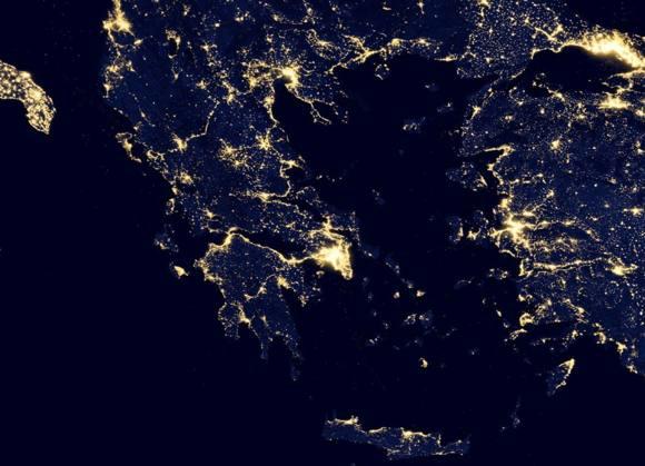ΚΕΦΑΛΑΙΟ 1: ΕΙΣΑΓΩΓΗ Εικόνα 1.1.4: Ελλαδικός χάρτης σε νυχτερινό ουρανό με την αναπαράσταση των φώτων να δίνει συμπερασματικά την κατανάλωση ενέργειας.