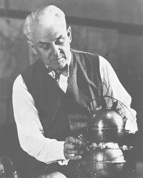 TO ΠΕΙΡΑΜΑ TOY MILLIKAN Την περίοδο 1909-1913, o Robert Millikan (Μίλικαν), µε ένα εµπνευσµένα απλό πείραµα που πραγµατοποίησε στο πανεπιστήµιο του Σικάγου, µέτρησε για πρώτη φορά το στοιχειώδες