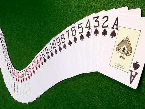 Κάρτες από τράπουλα με ίδιο οπισθόφυλλο. Κάθε κάρτα με ίδιο νούμερο πρέπει να εμφανίζεται 7 φορές για κάθε αριθμό του συνόλου,...,9, δηλαδή 3 κάρτες.