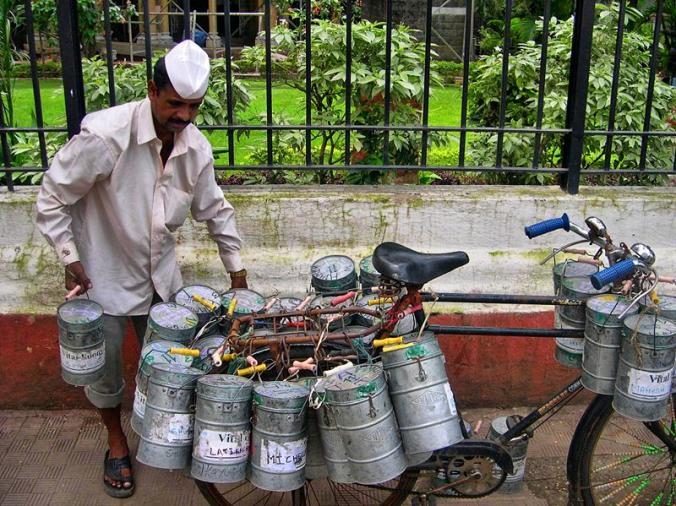 Dabbawala εικόνα 10,μεταφορα dabbawala Η υπηρεσία αυτή δημιουργήθηκε το 1880. Το 1890, η Mahadeo Havaji Bachche, ξεκίνησε μια υπηρεσία παράδοσης γευμάτων με περίπου 100 άνδρες.