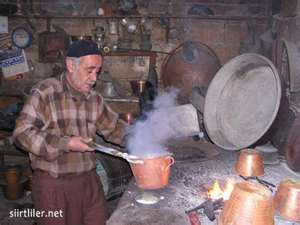 Χαλκωματάς ΧΑΝΙΤΖΗΣ Ο χανιτζής ήταν αυτό που είχε το χάνι, δηλαδή ένα χώρο φιλοξενίας για τους περαστικούς και τα ζώα τους.