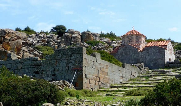 θνιώλα.ο λαόο είρε ζρήκα νξζνγώληνπ παξαιιεινγξάκνπ κε 11 θνιώλεο ζηελ κεγάιε πιεπξά θαη 6 ζηελ κηθξή. Νόηηα ηνπ Νανύ ππήξρε ην πξνπύιην θαη 2 κηθξά νξζνγώληα θηίζκαηα.