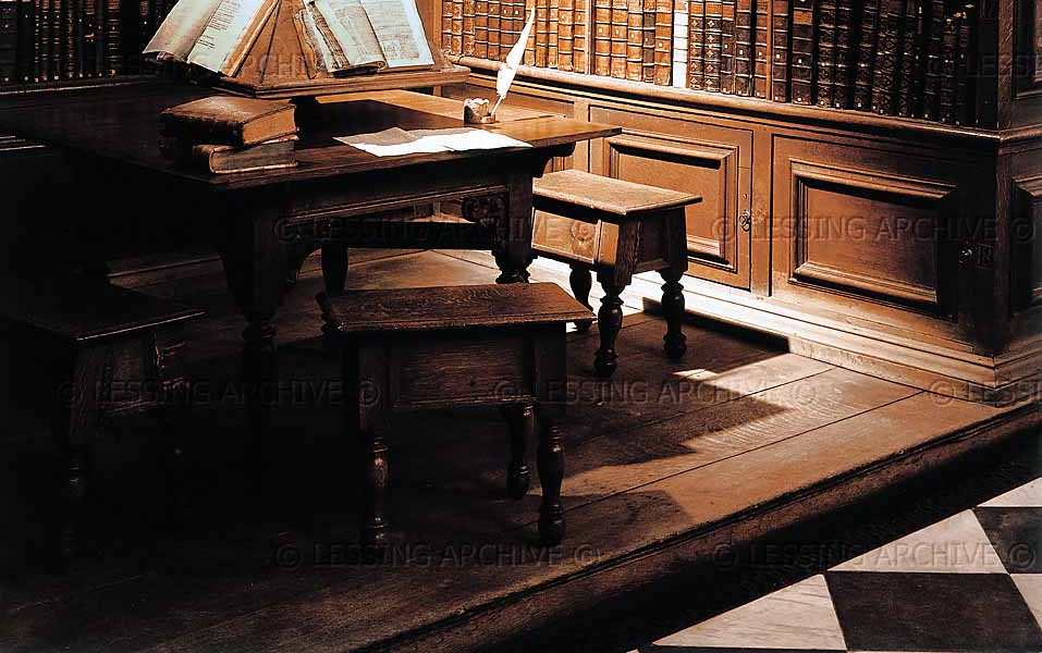 ΤΙ ΕΙΝΑΙ Η BIBΛΙΟΘΗΚΗ Βιβλιοθήκη κατά κυριολεξία, θήκη-ερμάριο ή και σειρά ξύλινων οριζόντιων θέσεων που τοποθετούνται η μια κάτω από την άλλη και στις οποίες ταξινομούνται και φυλάσσονται βιβλία.