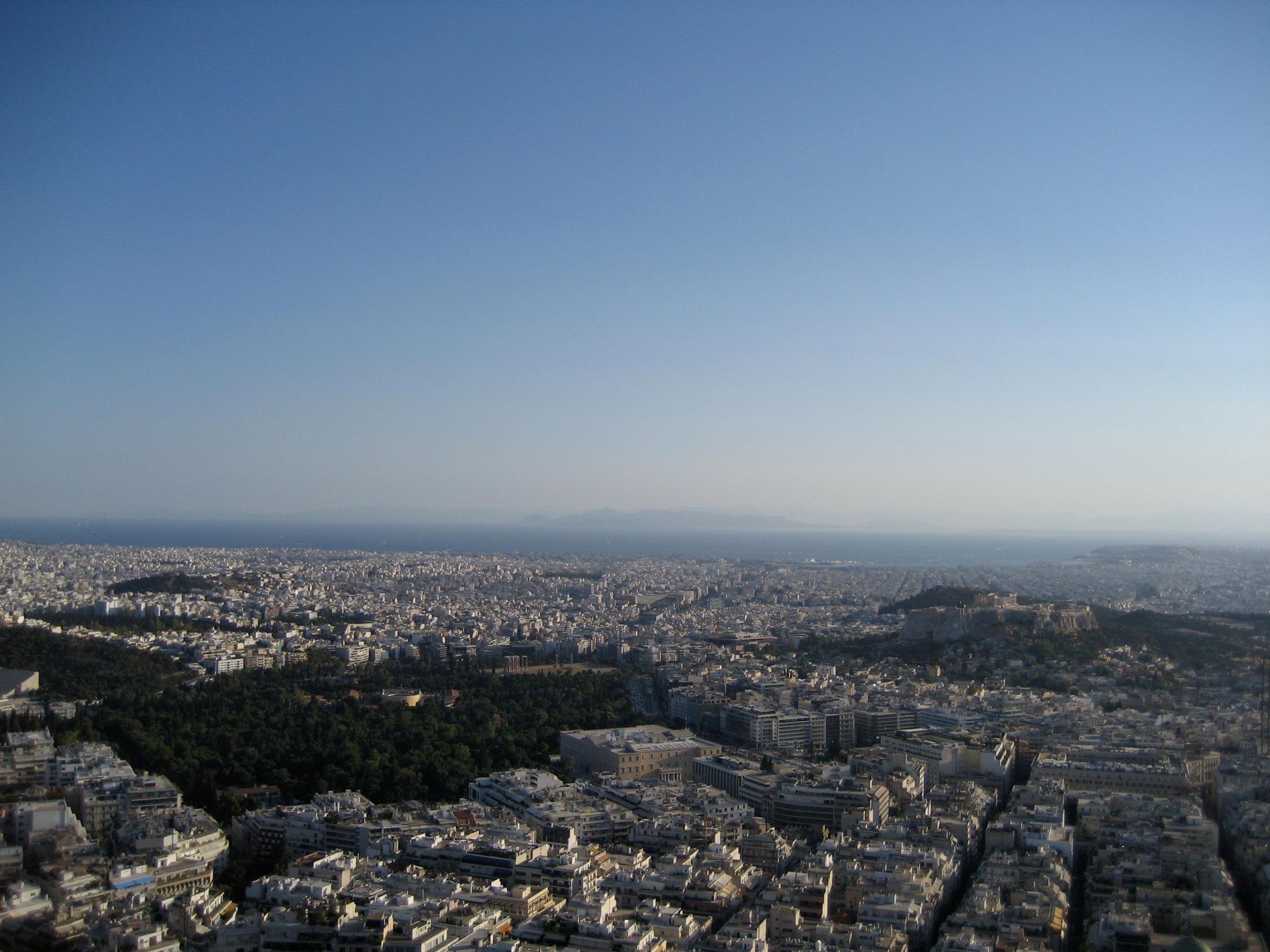 Το σκυρόδεμα χρησιμοποιείται ευρύτατα στις κατασκευές γιατί, σε σύγκριση με άλλα φυσικά (λίθοι) ή τεχνητά υλικά (πλίνθοι, κεραμικά, κονιάματα), οι πρώτες του ύλες είναι