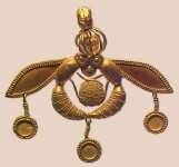 Ένα από τα πιο σηµαντικά εκθέµατα του Μουσείου Ηρακλείου, του Μουσείου που διαφυλάσσει τα περισσότερα µυστικά του περίφηµου µινωικού πολιτισµού, είναι ένα υπέροχο χρυσό κόσµηµα «δυο µέλισσες» που