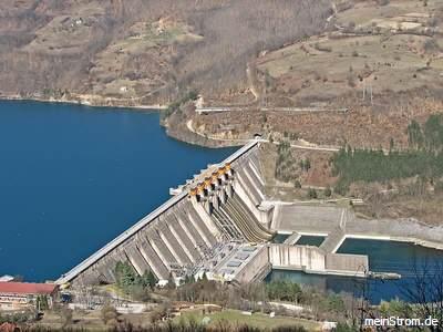 Πλεονεκτήματα Οι υδροηλεκτρικοί σταθμοί είναι δυνατό να τεθούν σε λειτουργία αμέσως μόλις απαιτηθεί, σε αντίθεση με τους θερμικούς σταθμούς που απαιτούν σημαντικό χρόνο προετοιμασίας Είναι μία