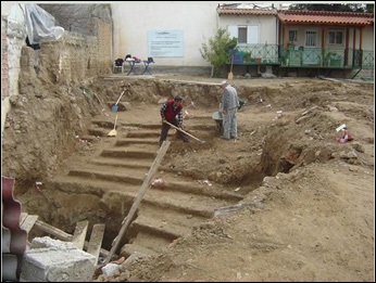 Αρχαίο Θέατρο Αχαρνών Ανασκαφές (πηγή: parnitha.pblogs.gr/aharnwn-istorika-stoiheia.html) Αδριάνειο Υδραγωγείο (ρωμαϊκό) Οι ιστορικοί προσδιορίζουν το χρόνο κατασκευής του μεταξύ 134 και 140 μ.χ. Ο