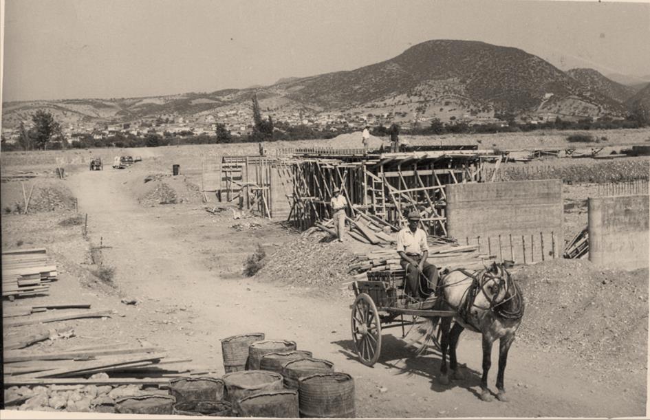 Εργάστηκε κατά σειρά στην Φαουντέσιον, στο Ε.Τ.Υ.Ε.Μ. στην Υ.Π.Ε.Μ. 3 και στην Δ.Υ.Κ.