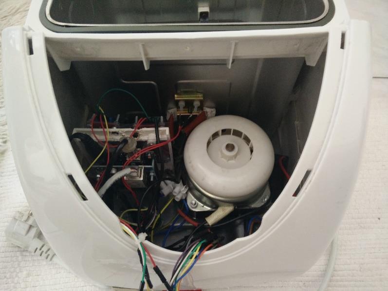 ασφάλειες βιδωμένη στον κάδο του φούρνου. Στην Εικόνα 63 φαίνεται το Arduino Uno πλήρως συνδεδεμένο με τις περιφερειακές συσκευές.