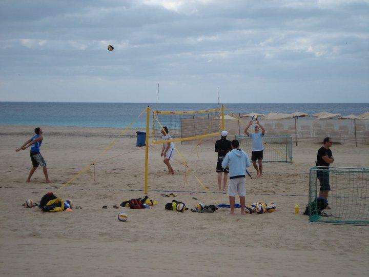 ΓΕΝΙΚΑ ΓΙΑ ΤΟ ΑΘΛΗΜΑ ΤΟΥ BEACH VOLLEY Το Beach Volley στην Ολυμπιακή του μορφή παίζεται με ομάδες των 2 αθλητών/αθλητριών και σε γήπεδο διαστάσεων 8x8 για την κάθε μία.