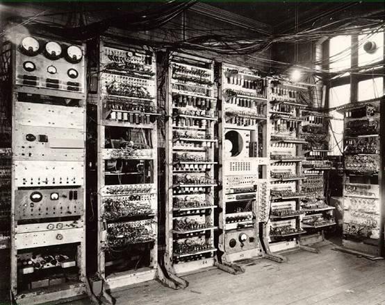 Οι Λειτουργίες του Ο ENIAC είχε περισσότερες από 18.000 λυχνίες κενού και 1500 ηλεκτρονόμους. Ζύγιζε 30 τόνους και καταλάμβανε 63 τετραγωνικά μέτρα χώρο. Κατανάλωνε 140 κιλοβάτ ισχύ.