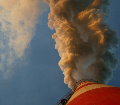 Ο ανθρακικός σταθμός ηλεκτροπαραγωγής Πάτνοφ, στην Πολωνία. Η καύση ορυκτών καυσίμων είναι η κυριότερη πηγή εκπομπών αερίων του θερμοκηπίου.