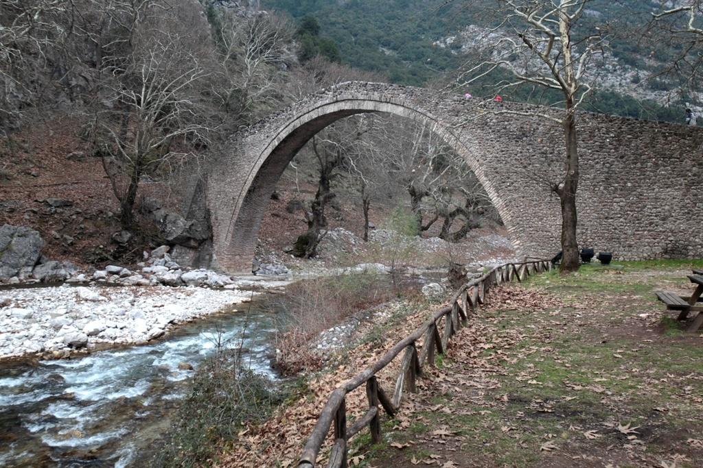 εύπορους μεταφέροντας τον μόχθο τους.