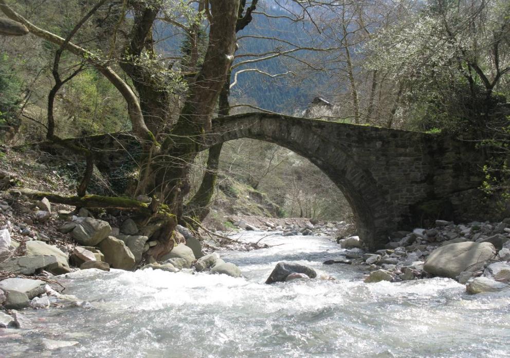 ΤΟ ΠΑΛΑΙΟ ΓΕΦΥΡΙ ΤΗΣ ΠΥΡΡΑΣ Βρίσκεται στην νότια είσοδο του χωριού και γεφυρώνει το ρέμα Κρυόβρυση (Πυργιώτικο) που χύνεται