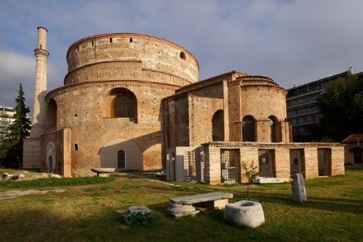 Η Ροτόντα ανήκει στα περίκεντρα οικοδομήματα, στο κυκλικό της σχήμα άλλωστε οφείλει και την ονομασία της. Κτίστηκε στα χρόνια του καίσαρα Γαλερίου, γύρω στα 306 μ.χ., ως ναός του Δία ή του Κάβειρου ή κατ άλλους ως Μαυσωλείο του ιδίου.