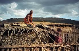 Τρόπος ζωής Παρόλο που οι κυβερνήσεις προσπαθούν να πείσουν τους Μασάι να εγκαταλείψουν τον ημινομαδικό τρόπο ζωής, αυτοί επιμένουν στα ήθη και έθιμά τους.