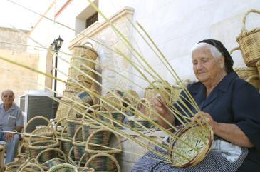 Μου άρεσε περισσότερο ο σταθμός καλαθοπλεκτικής. Θαύμασα τα δυο καλάμια που αντί να έχουν χρώμα μπεζ αυτά είχαν χρώμα μοβ.